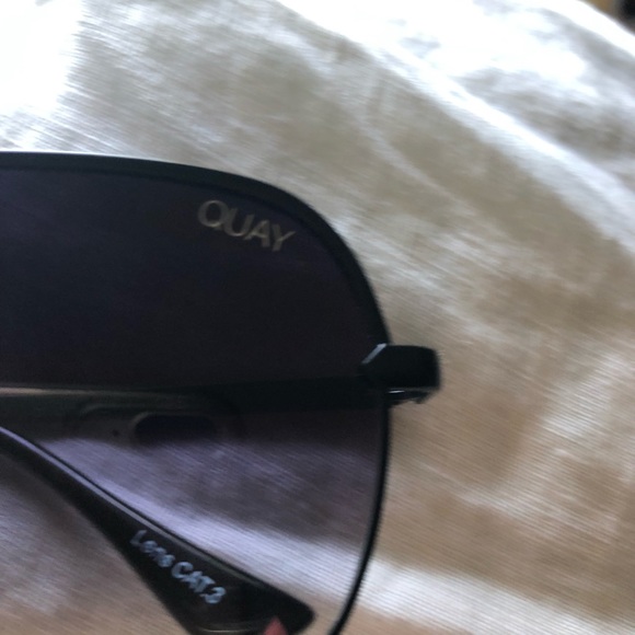 QUAY AUSTRALIA SUNGLASSES with Case! - Picture 5 of 9